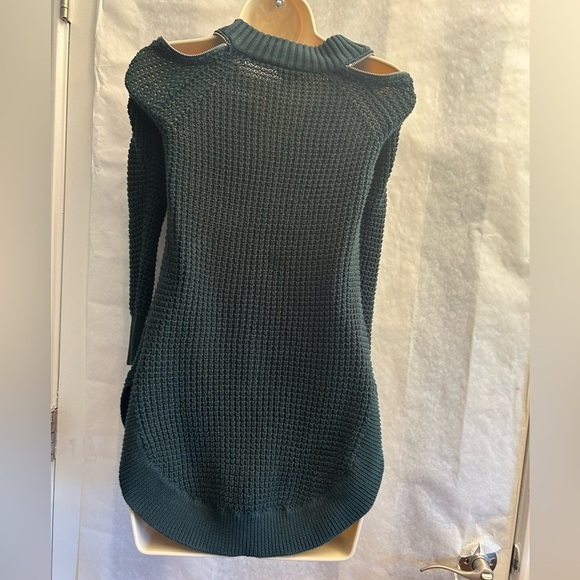 G by Guess Green Cold Shoulder Tunic Sweater V-Neck w/zipper accent Sz-XS.  N14 - Picture 4 of 10